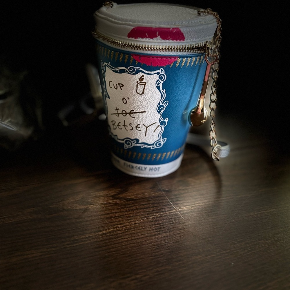 Betsy Johnson “cup o Betsy” new pristine New York style coffee cup purse limited